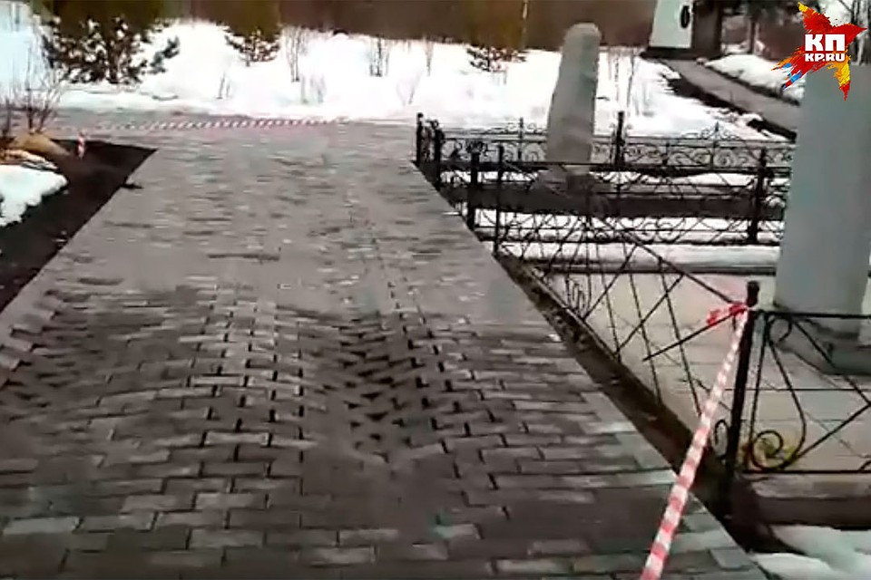 Возможно, плитка вздулась из-за того, что ее уложили с нарушениями.