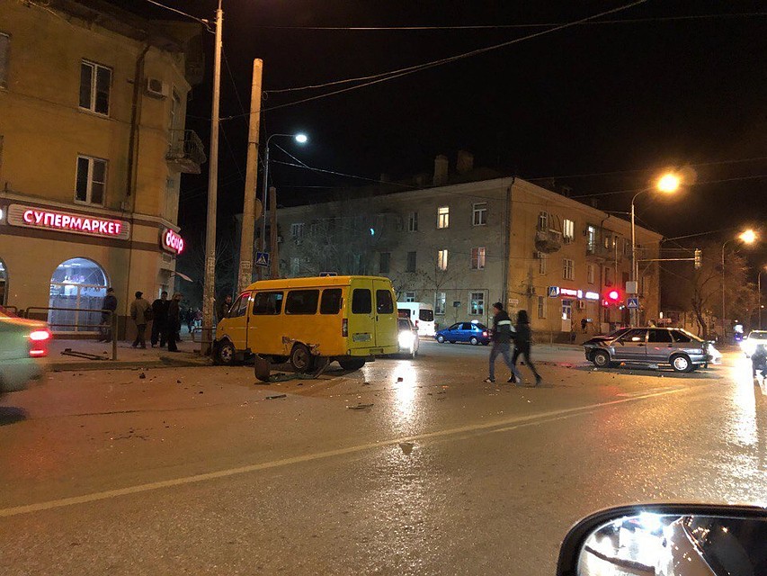В Астрахани маршрутка на полной скорости влетела в столб