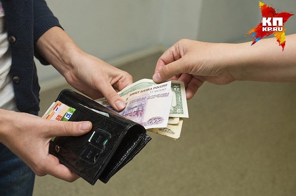 Брянца тут же ограничили в праве выезда из страны, на работе стали удерживать зарплату.