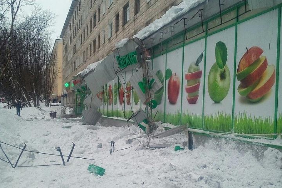 Хозяевам магазина в Североморске остается лишь посочувствовать. Сооружая новую вывеску, они будут знать: на следующий год сосульки опять все разрушат. Фото: Серега Пономарев