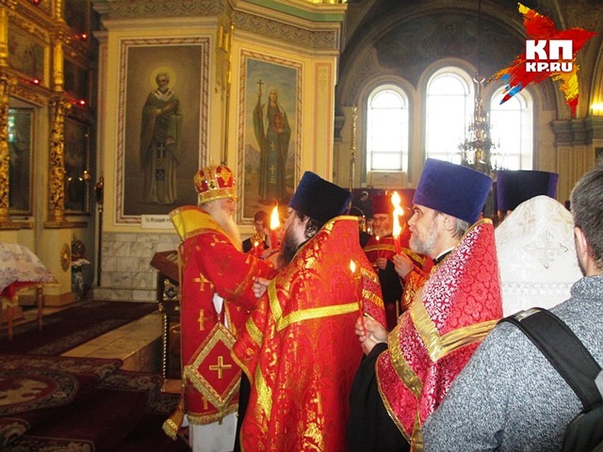Епископ Барнаульский и Алтайский, отец Сергий зажег от священной лампады свечи и раздал верующим.