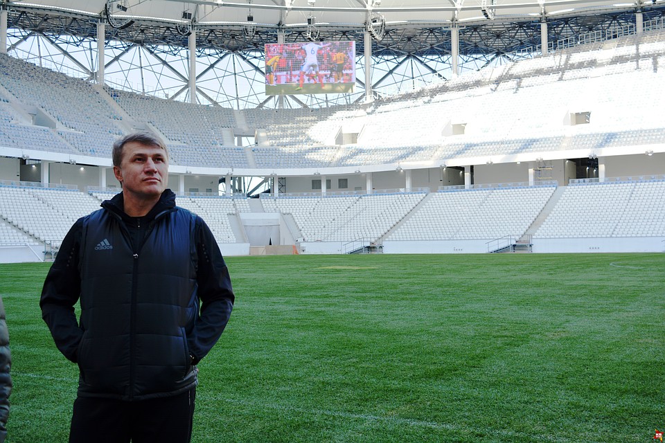Олег Веретенников новенький стадион осматривал очень внимательно.