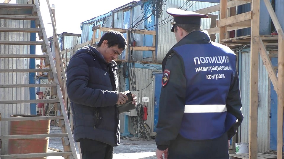 Десять человек работали на стройке с нарушениями. Фото: пресс-служба УМВД по СПб