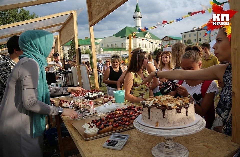 К этим событиям также готовят атрибутику и сувениры.