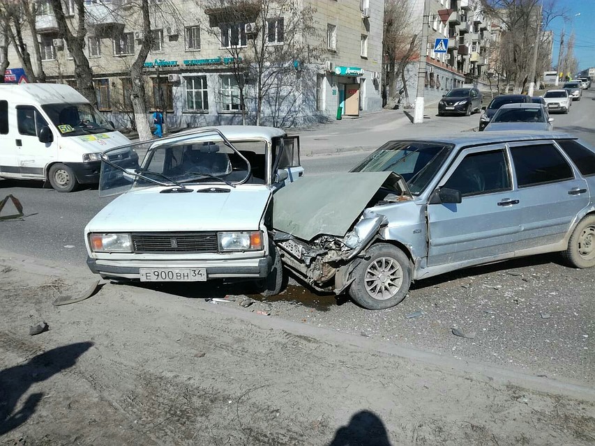 Автомобили столкнулись на перекрестке Двинской и Пархоменко