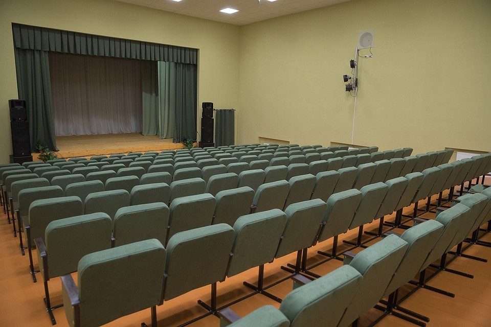 В Пыталовском доме культуры отремонтировали концертный зал.