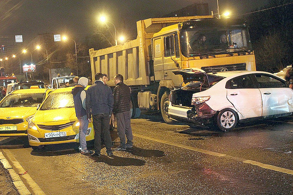 Cамосвал протаранил легковые автомобили, стоявшие на светофоре. ФОТО АГН Москва