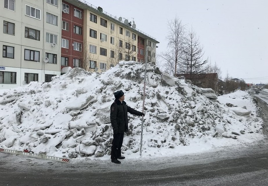 Салехардские автоинспекторы и общественники замерили высоту сугробов в городе 89.мвд.рф
