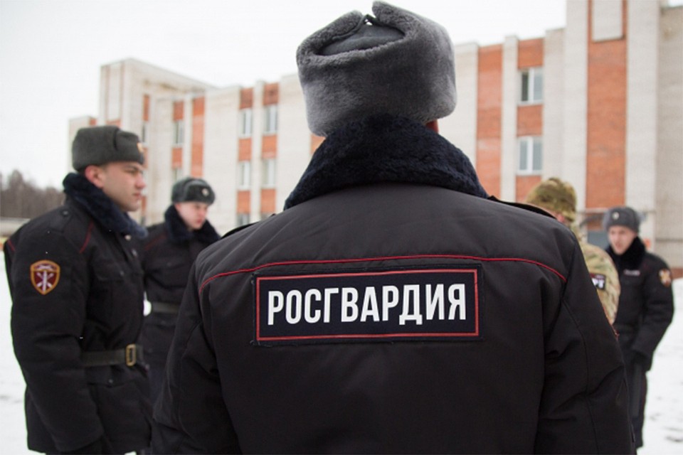 На улице Романа Ердякова двое вооруженных мужчин грабили прохожих