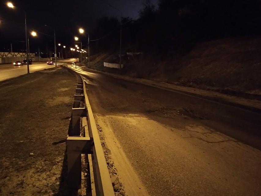 Одна дыра поджидает на середине спуска, другая - в самом низу
