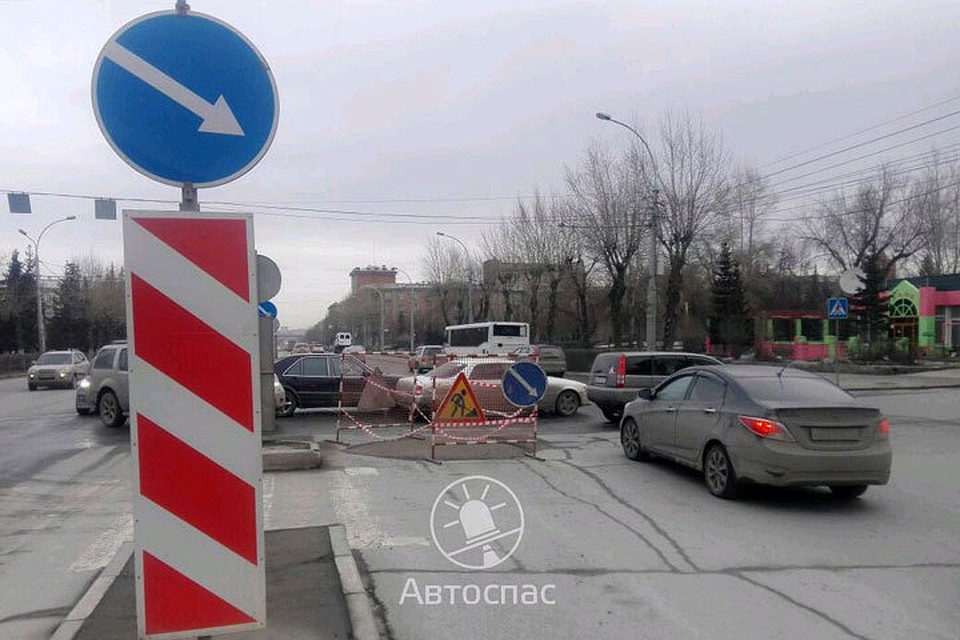 На месте ДТП идет ремонт дороги, что создает дополнительные трудности для проезда транспорта. Фото с сайта vk.com/avtospasrus
