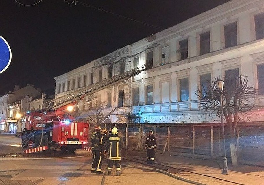 В центре Твери загорелось историческое здание Фото: группа в социальных сетях "Тверь_Online"