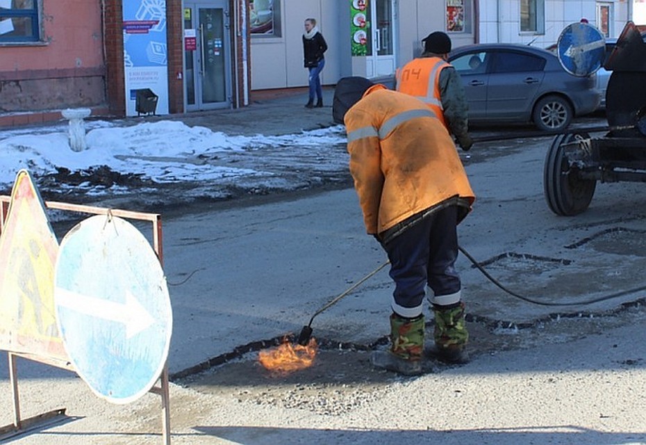 В Барнауле ямочный ремонт проводят при помощи холодного асфальтобетона