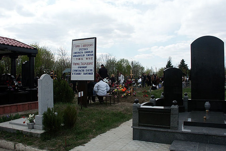 В советское время на кладбище ходили в воскресенье, потому что в понедельник, а тем более во вторник, никаких выходных не давали, чтобы люди поминали усопших