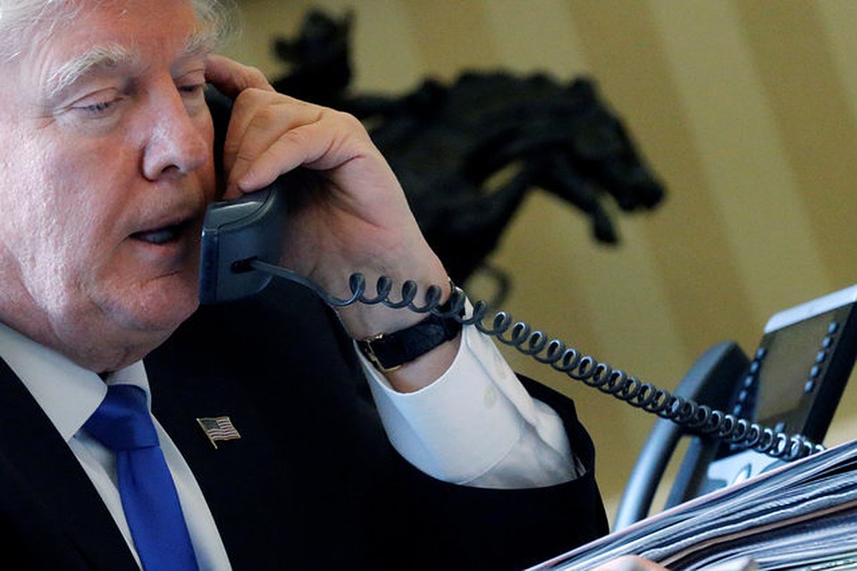Президент США Дональд Трамп по телефону обсудил ситуацию в Сирии с премьер-министром Великобритании Терезой Мэй