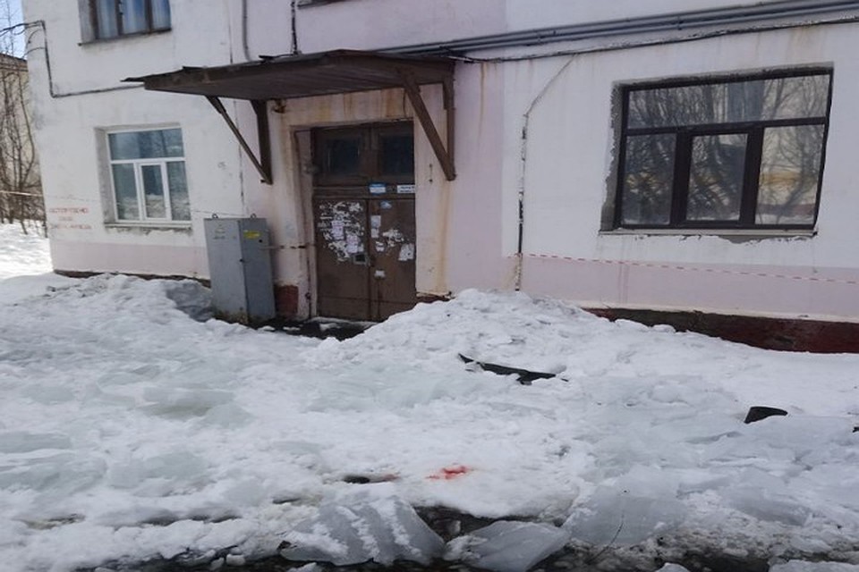 В Заполярном пенсионерка пострадала от удара сосулькой по голове. Алое пятно на снегу выглядит по настоящему жутко. Это значит, что кожа на голове женщины лопнула от удара и начала кровоточить. Фото: следственный комитет по Мурманской области