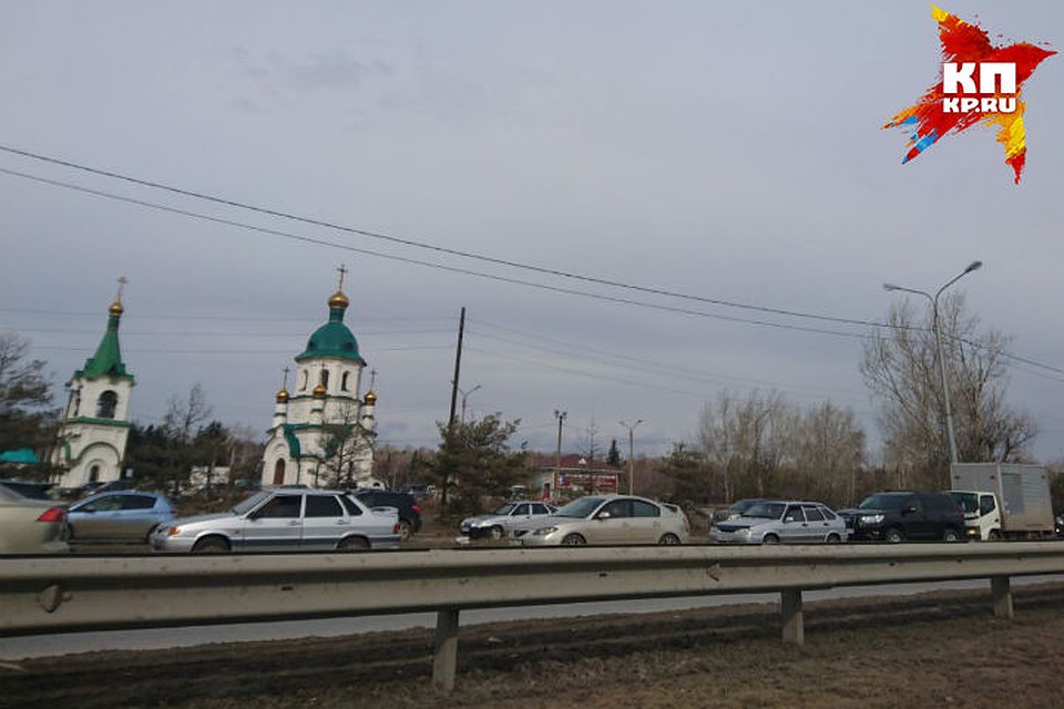 У кладбища Бадалык образовалась гигантская пробка