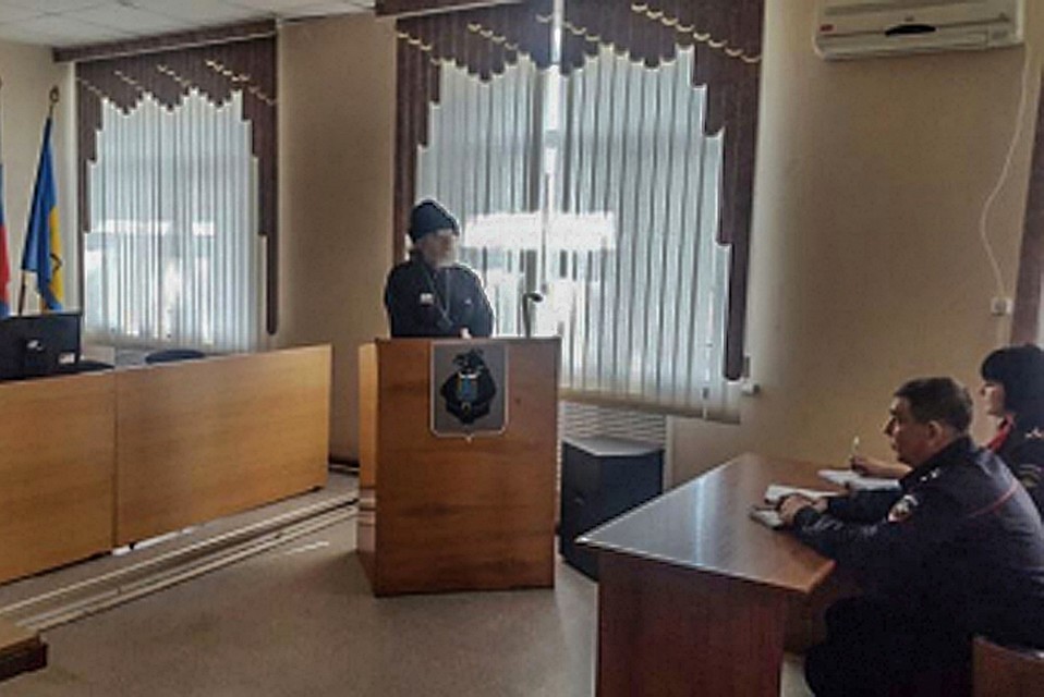 В Хабаровском крае протоиерей побеседовал по душам с полицейскими