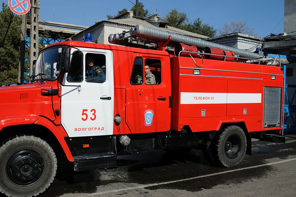 Автомобили загорелись около четырех утра.