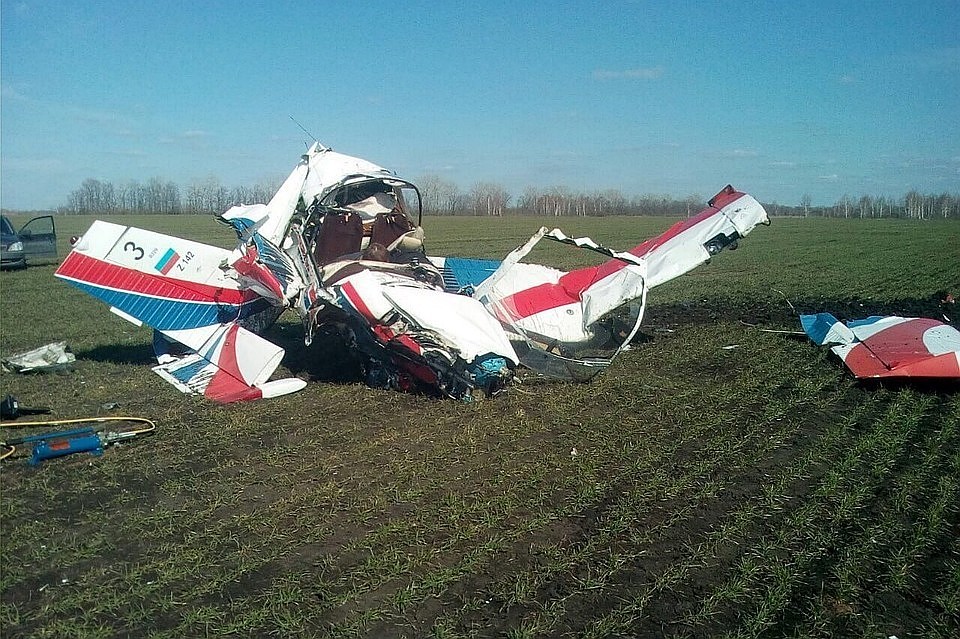 Все, что осталось от упавшего самолета.