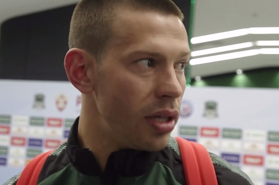 Спортсмена обвинили в симуляции на поле Фото: скриншот с видео www.rusfootball.info