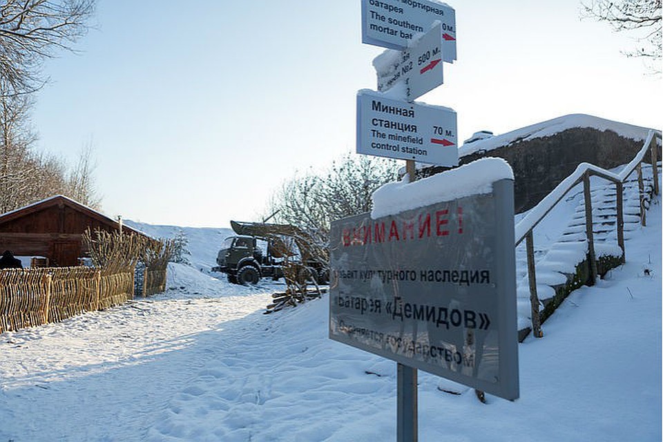 Военные реконструируют партизанскую деревню на берегу Финского залива.