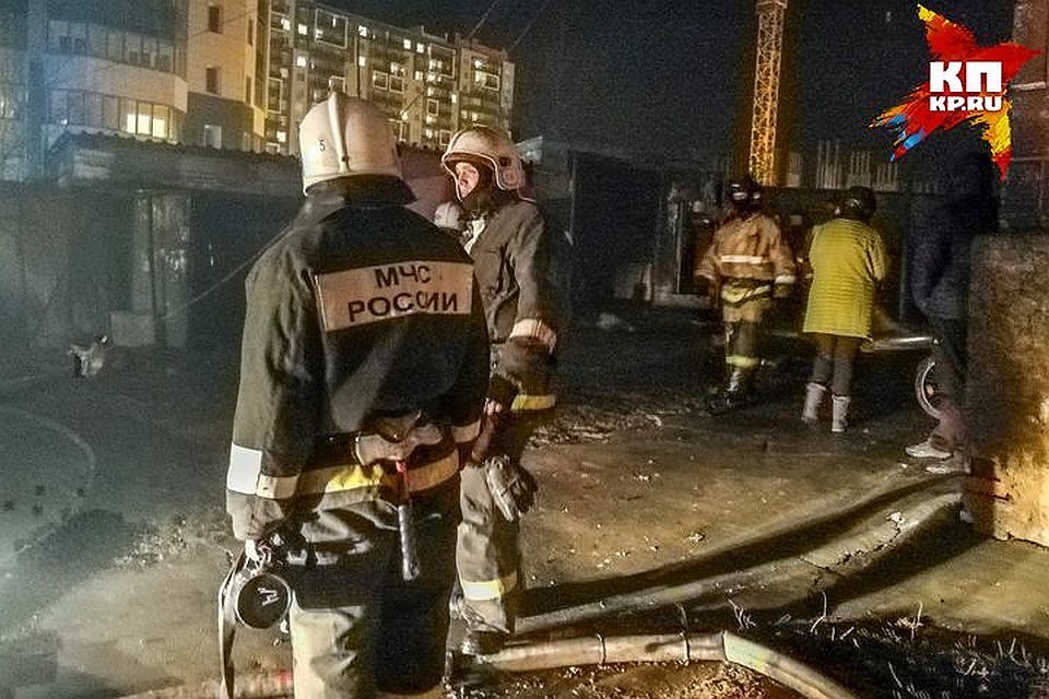В Новосибирске загорелись и взорвались деревянные постройки на улице Сухарной.