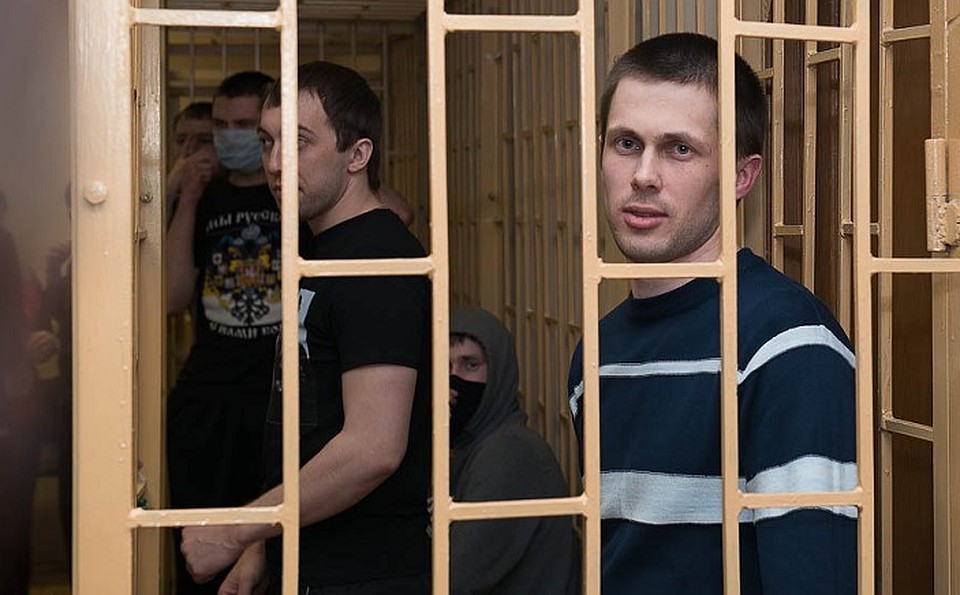 Вадим Ковтун (справа) возвращается в СИЗО. Фото: Vl.ru