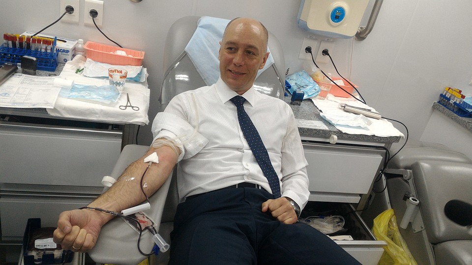 Министр здравоохранения Сергей Приколотин тоже сдал кровь. Фото: пресс-служба регионального минздрава.