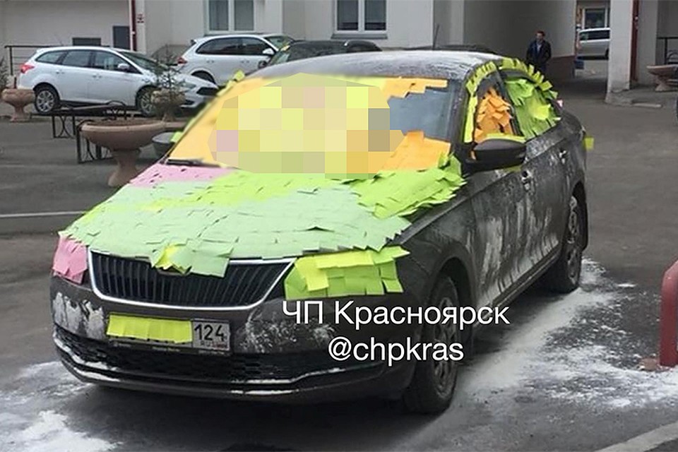 За неправильную парковку на иномарке стикерами выложили фаллос За неправильную парковку на иномарке стикерами выложили фаллос