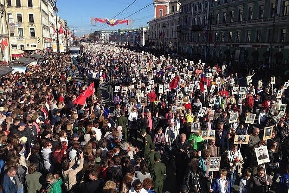 Смотреть парад из окна собственной квартиры на Невском - идеальный вариант.