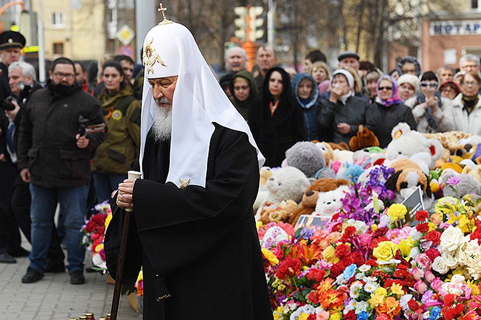 В четверг здесь со слезами и радостью встречали Патриарха Кирилла, специально прилетевшего к кемеровчанам помолиться об упокоении погибших. Фото: Кирилл Кухмарь/ТАСС