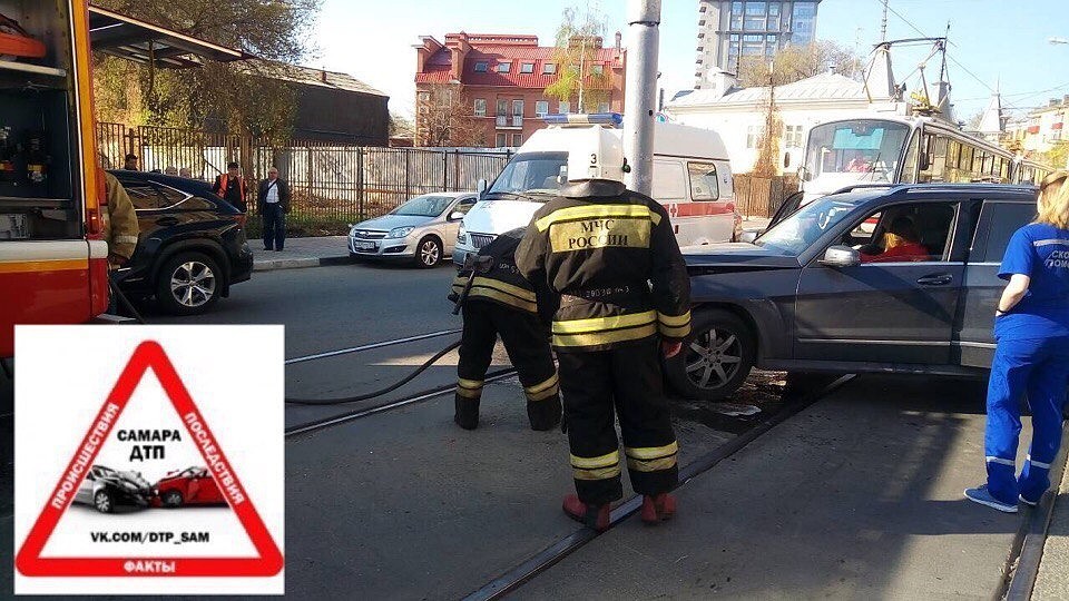 На месте работали полицейские и сотрудники МЧС