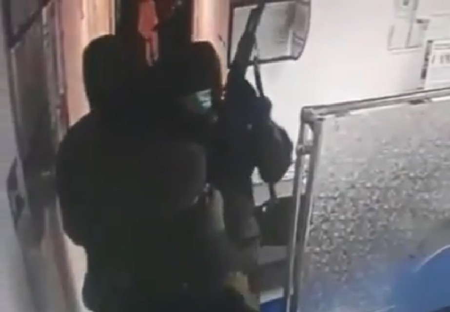 Нападавшие были вооружены пистолетами и автоматами. Фото: скриншот видео
