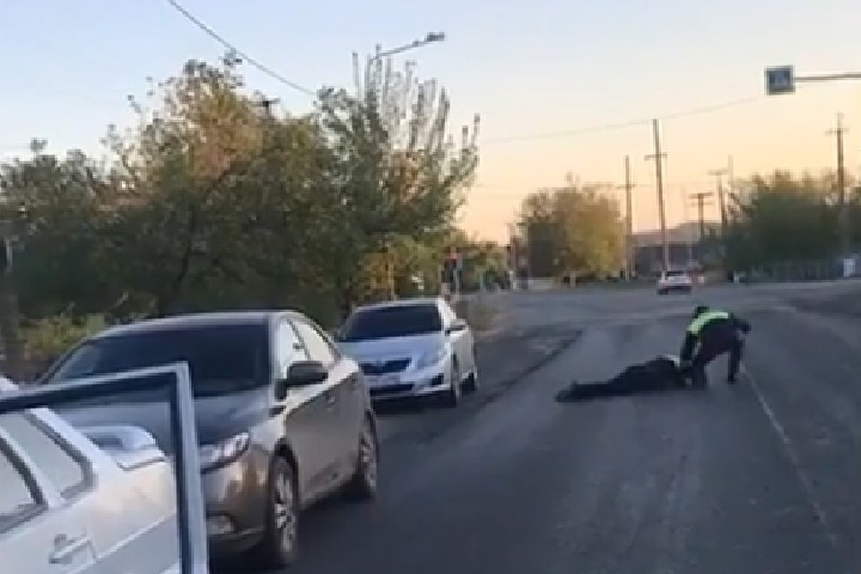Сотрудники полиции получили черепно-мозговые травмы, сотрясение и другие повреждения. Фото: скриншот видео