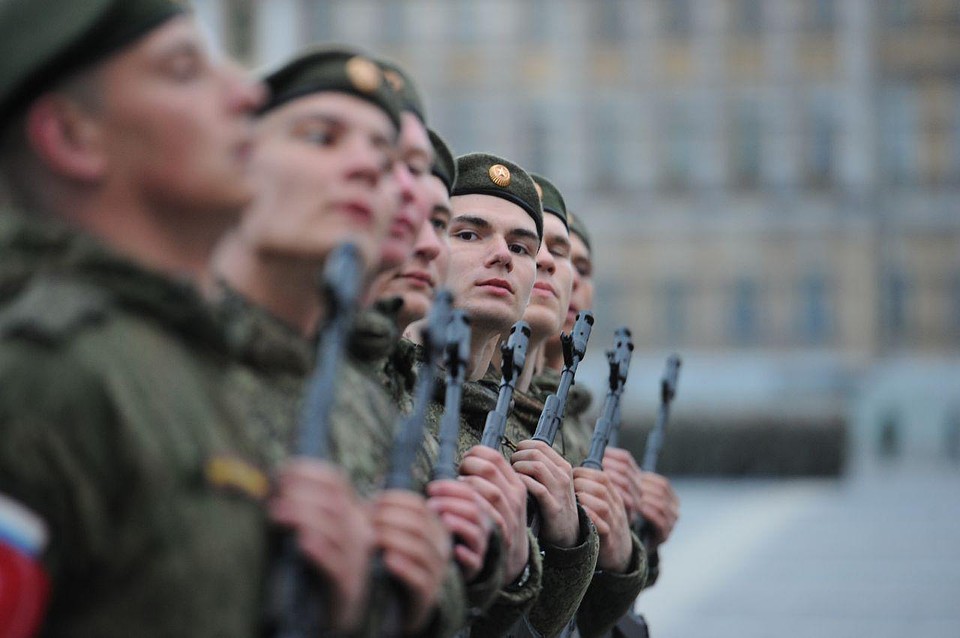 Сегодня на Дворцовой оценят внешний вид военных