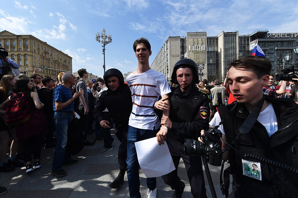 Набунтовавшись, хипстеры послушались полицию и разошлись по домам.