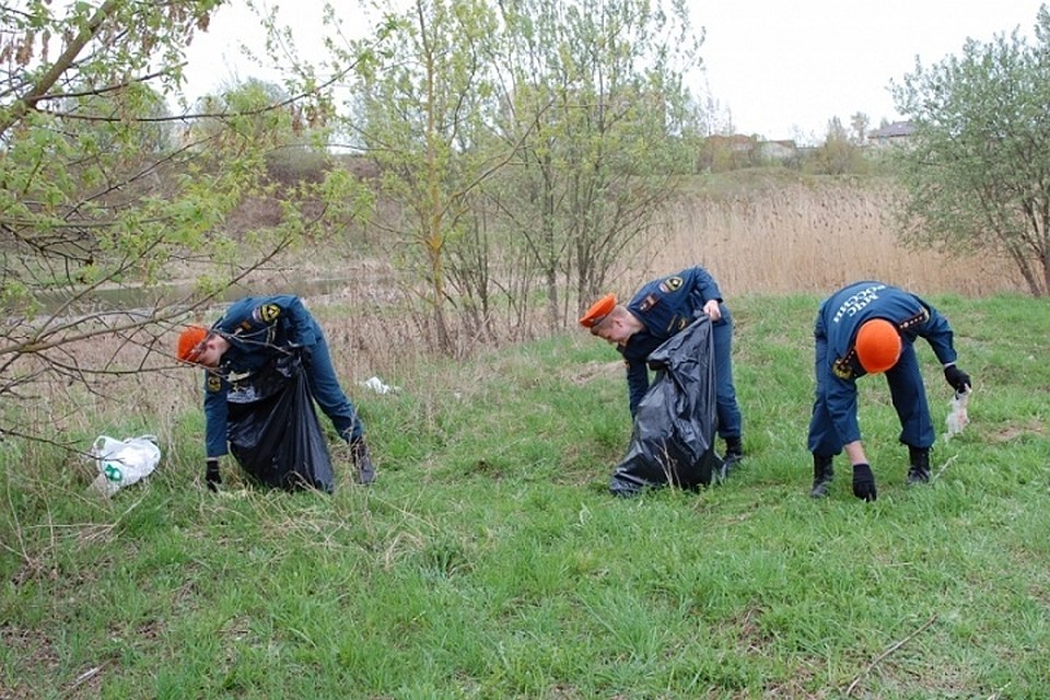 В Пскове 5 мая убрали мусор на берегах реки Великой.