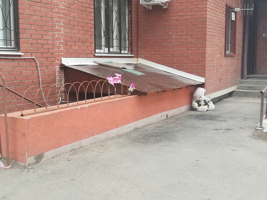 Люди оставляют на месте трагедии мягкие игрушки и цветы, жители в шоке от случившегося
