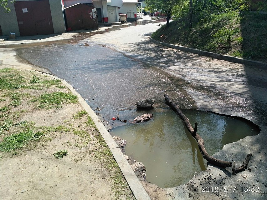 Так выглядит разлом, из которого бьет вода