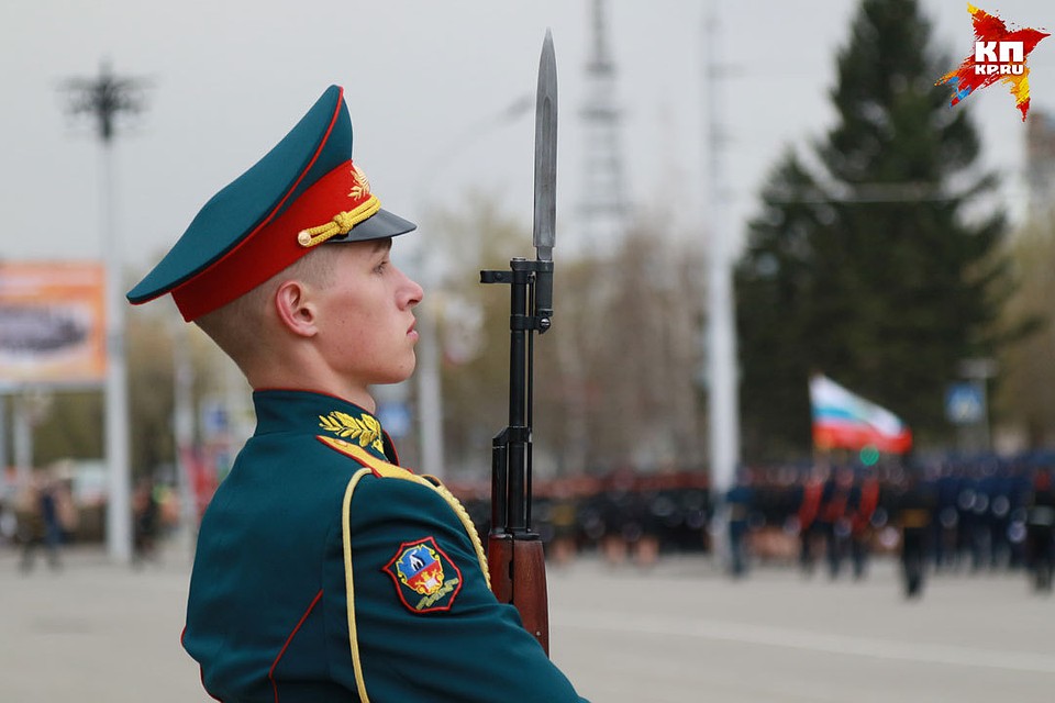 Репетиция Парада Победы прошла в Барнауле. Фото: Олег УКЛАДОВ