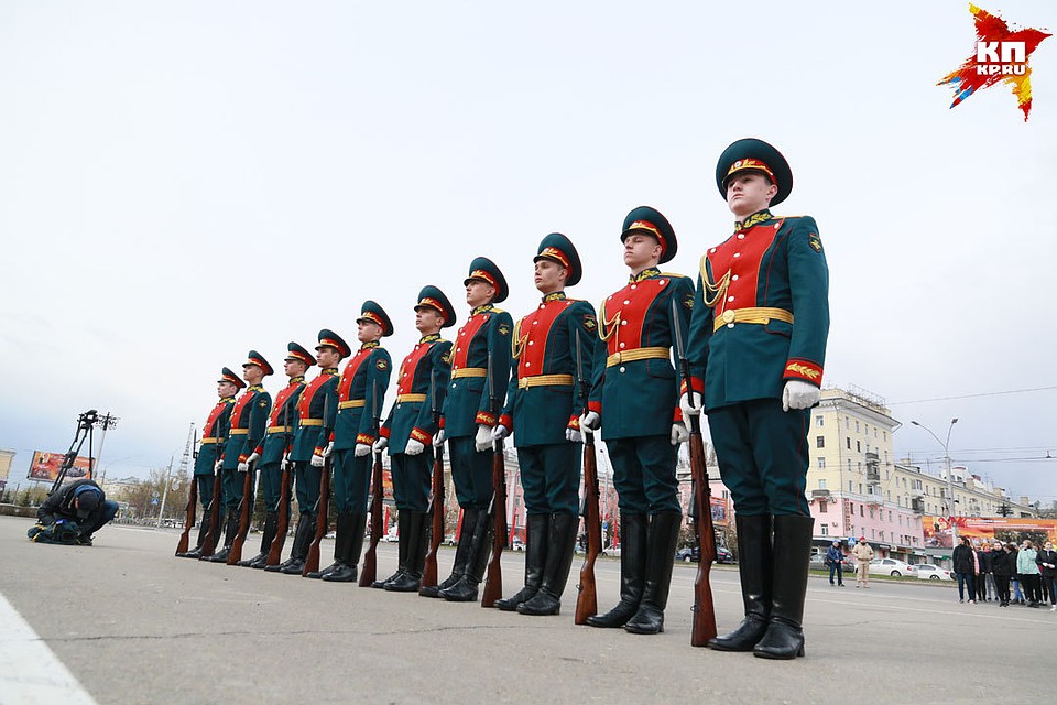 Репетиция Парада Победы прошла в Барнауле. Фото: Олег УКЛАДОВ
