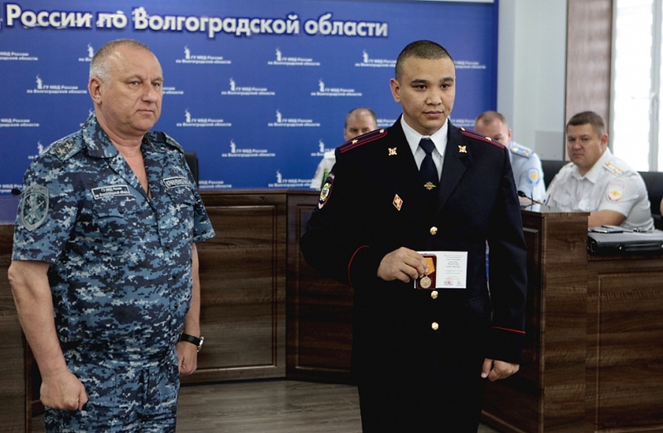 Герой-полицейский с товарищем спасли из огненного кольца пожилую женщину