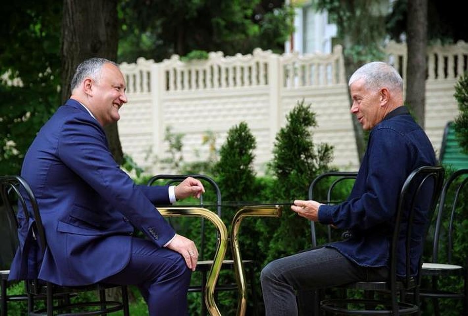Президент Молдовы радушно встретил российских артистов