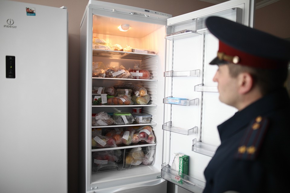 Ребенка спасло то, что холодильник не работал