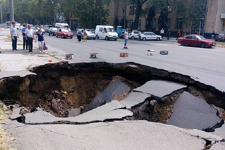 Были в Кишиневе и такие ямы... Фото: Андрей Домбровский