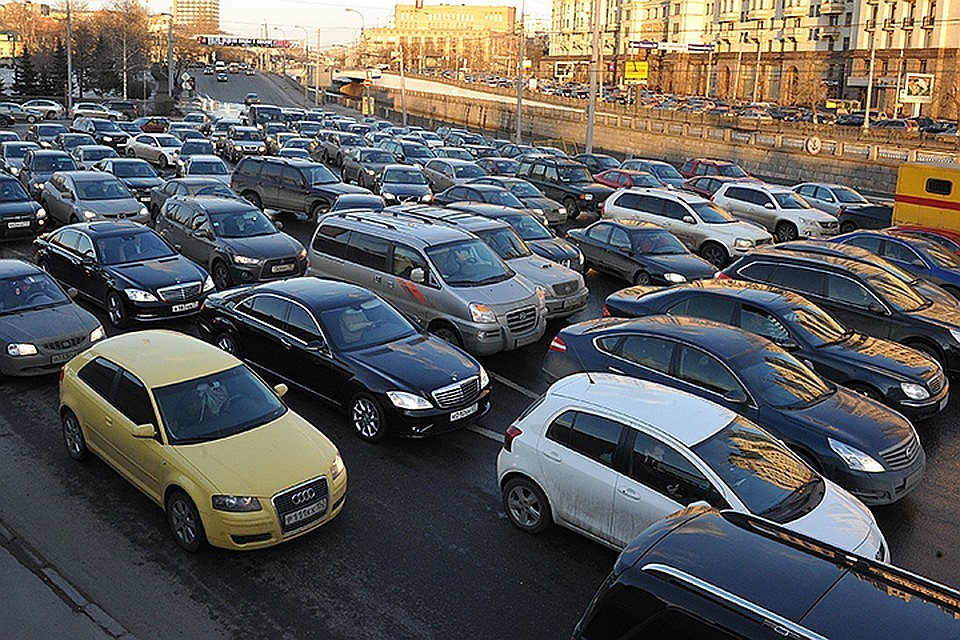 Весь город не едет, а ползет.