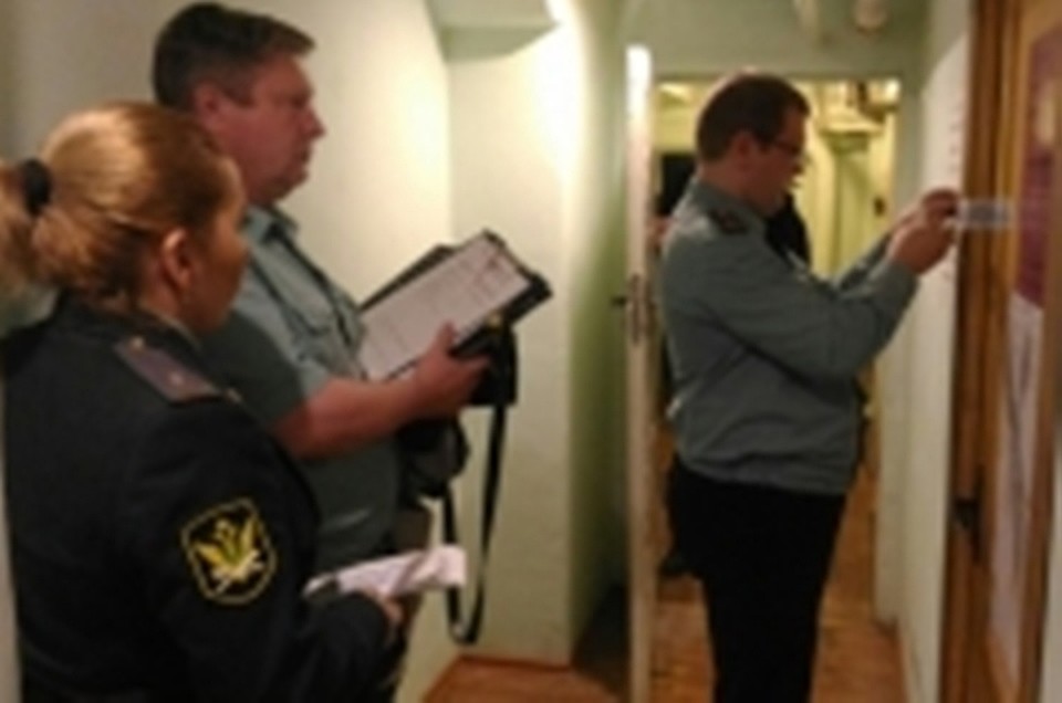 Приставы продали две квартиры в Ярославле за долги