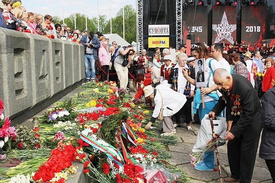 У памятника Освободителям в Риге проходит празднование Дня Победы. Фото: с сайта baltnews.lv