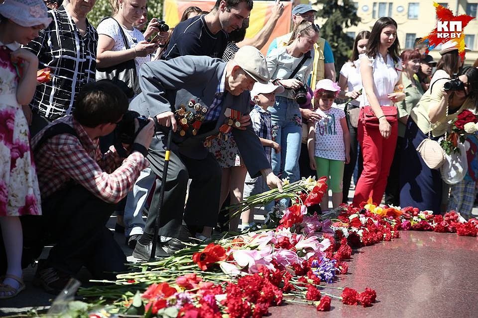На площади Победы прошла церемония возложения цветов к монменту